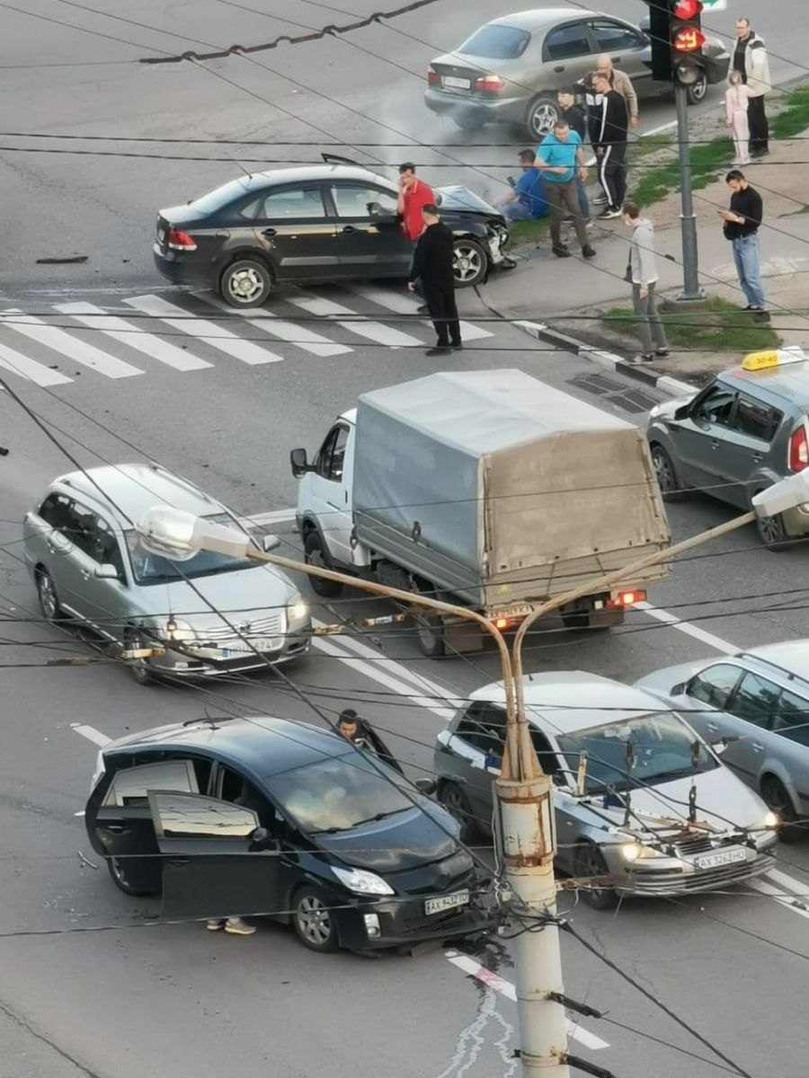 ДТП Харьков: на Салтовке столкнулись Toyota Prius и Volkswagen Polo